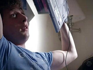 Un mec au sang chaud met video x gratuit amateur un gros plug anal dans le trou du cul de sa bombasse brune