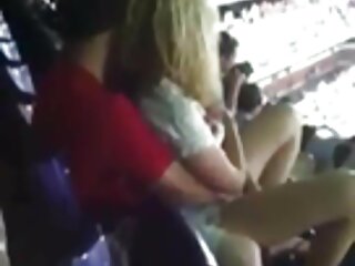 Une pom-pom girl sportive se fait défoncer dans un vestiaire film x amateur tukif